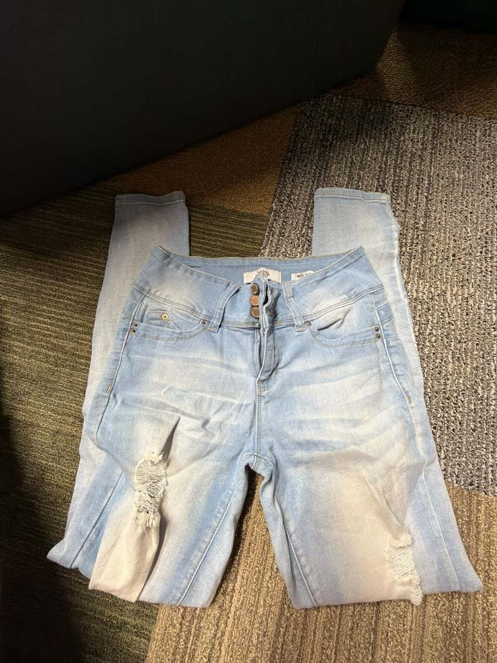 Wanna Betta Butt? Mid Rise Distressed Skinny Jeans Size 7/28